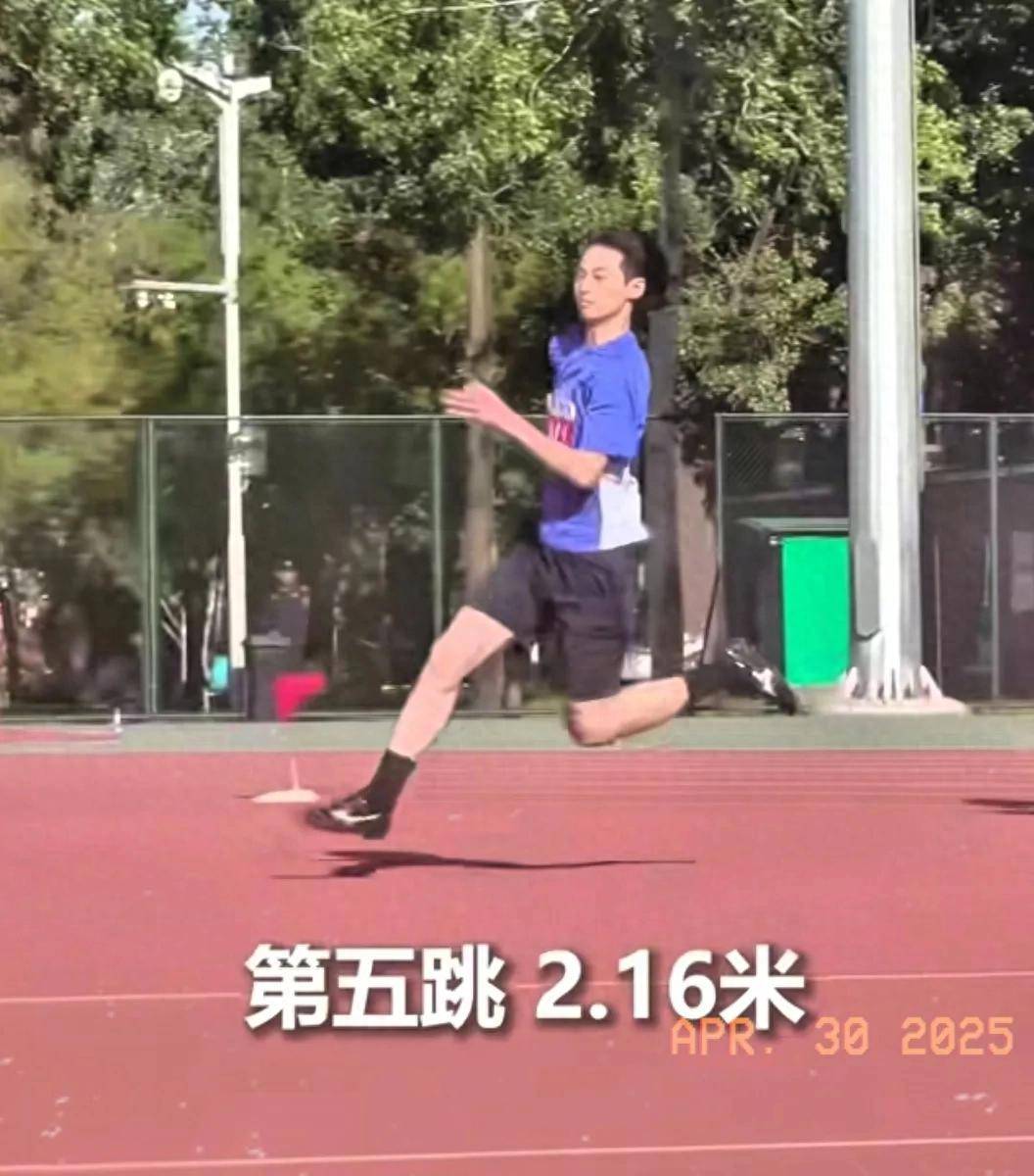 运动员创造新纪录！比赛现场沸腾