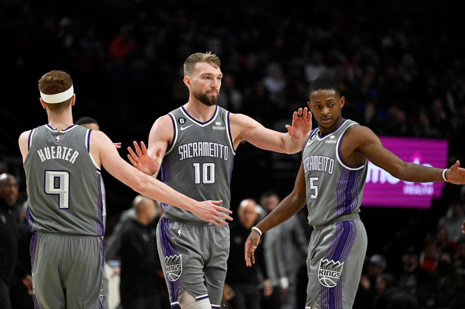 包含NBA常规赛：布朗克斯国王队大胜小牛队的词条