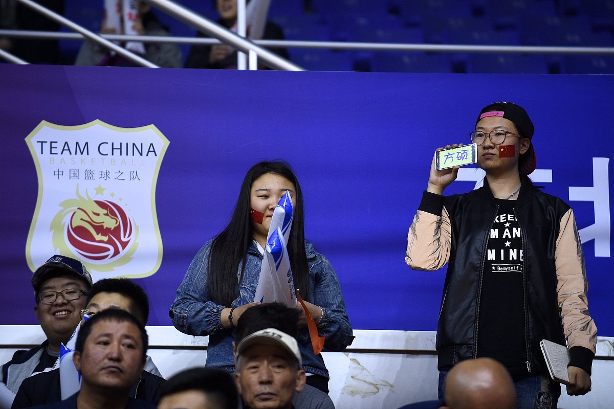 激动比赛场面吸引广大观众尖叫欢呼