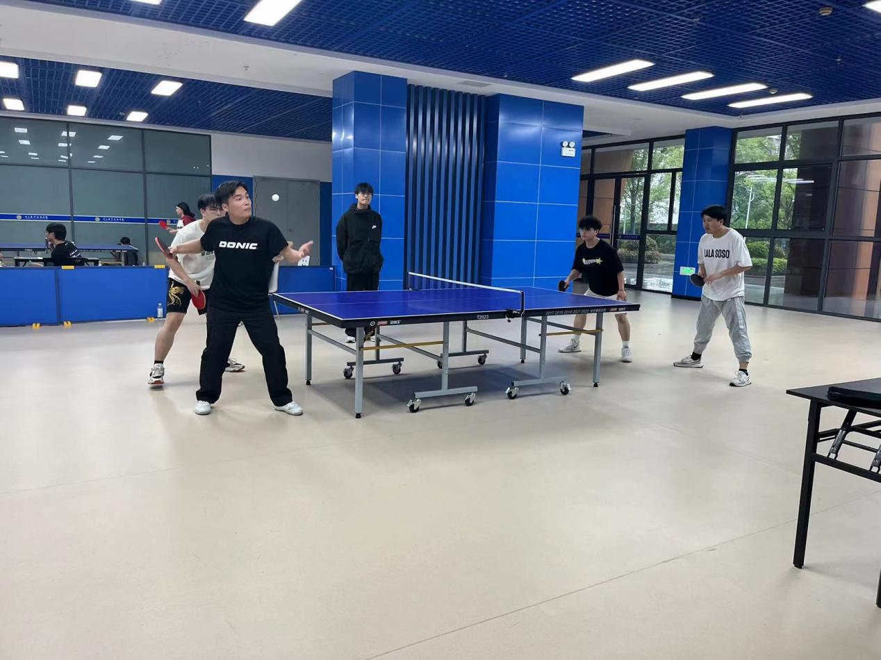 关于比赛结束后球员交流互动，赛后风采吸引关注的信息