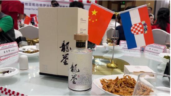 九游娱乐入口-克罗地亚中场与家人一同举办慈善晚宴