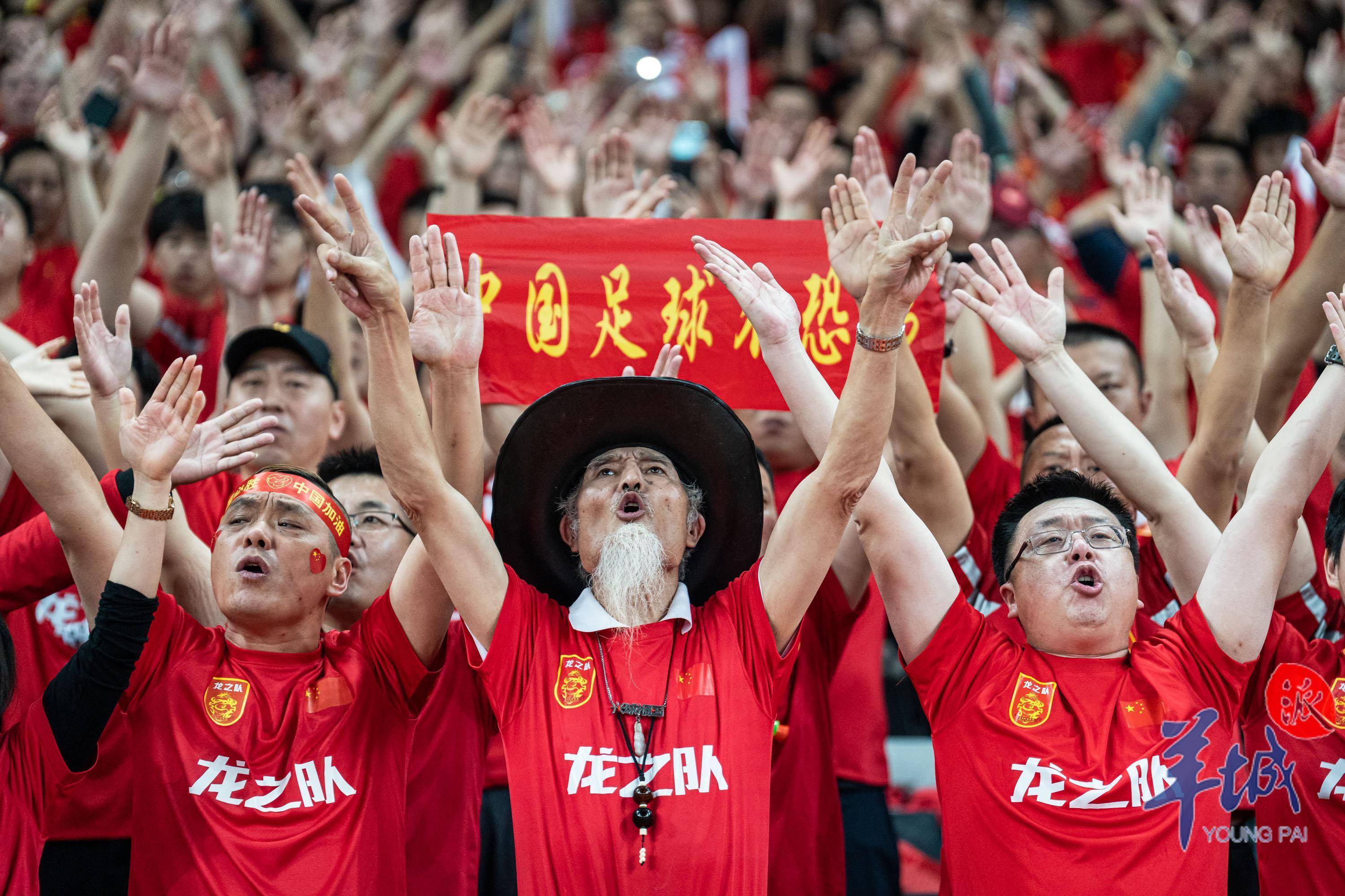 九游官方平台-现场球迷热情高涨，赛场氛围热闹非凡