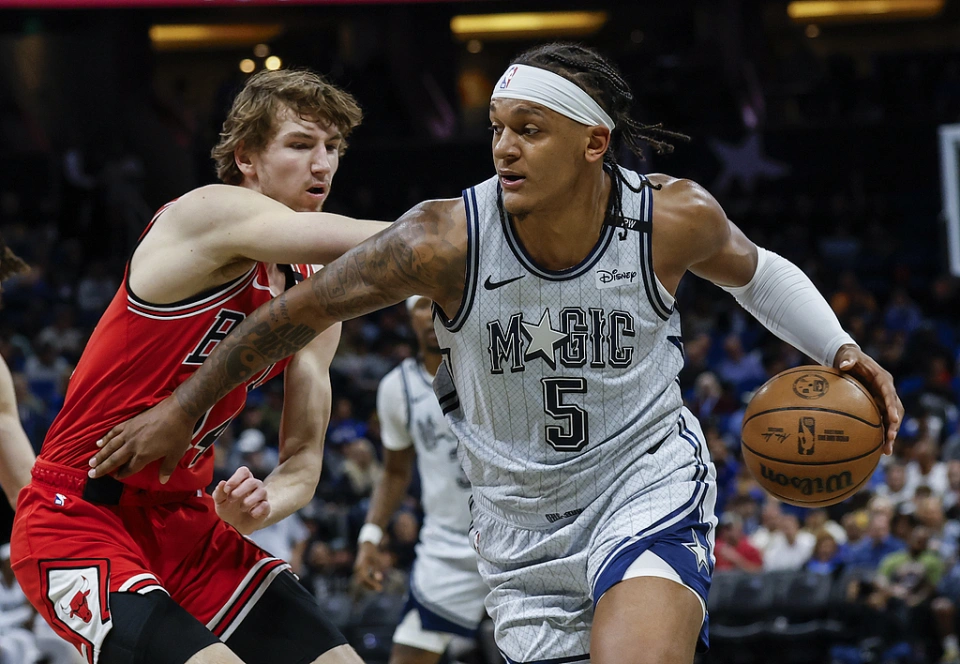 关于NBA球员在场上的精彩表现赢得观众喝彩的信息
